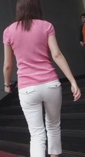 街拍情侣，主要还是看白裤圆臀