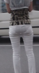 站立时能看见内痕，走路时更别谈了