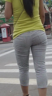 街拍条纹紧裤mm的走姿