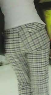 跟拍格子裤少妇