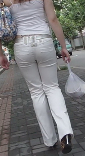 街拍低腰白裤圆臀辣妹