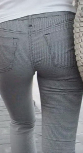 街拍紧裤mm臀部好翘好圆