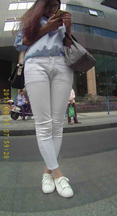 站立时的美女三角特写