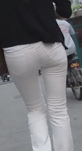街拍扎马尾辫的白裤mm