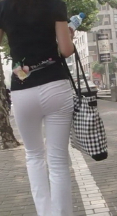 街拍白裤mm的走姿