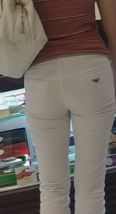 白裤大臀少妇挑选西点