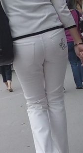 街拍圆臀白裤少妇