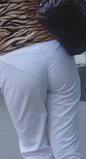 白裤少妇内内卡屁股