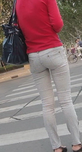 街拍紧裤mm的站姿，腿夹的很紧哦