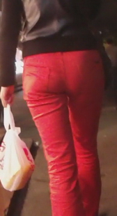 夜色中的普通红裤散发的魅力