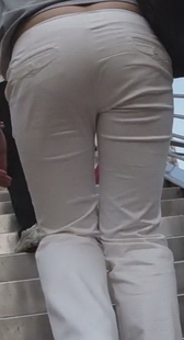 街拍上天桥的白裤少妇