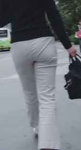 高级商务区的OL，看上去像领导