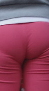 紧紧的绒裤将臀部包裹的无懈可击