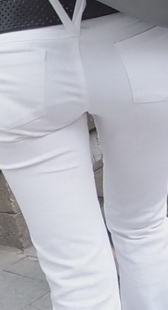 街拍低腰白裤紧臀mm的走姿