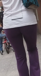 街拍少妇上衣下隐藏的内痕诱惑