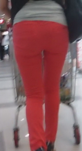 街拍商场红紧裤一枚