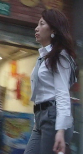 街拍时尚OL气质轻熟女，中裤紧臀还有一点点黑丝诱惑