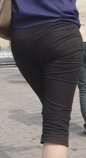 街拍黑紧裤少妇站姿