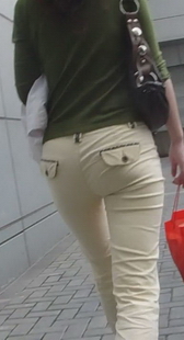 街拍紧裤少妇，背影不错