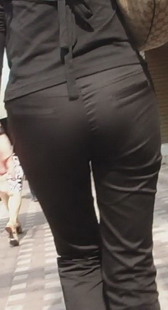 黑衣黑裤少妇的走姿