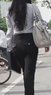 街拍高腰紧裤大臀mm