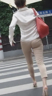 街拍高级商务区的紧裤OL，准备过马路了