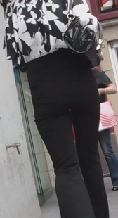 街拍黑紧裤少妇