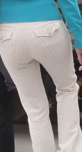 街拍条纹白裤少妇，怀疑是红内内