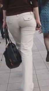 街拍圆臀米裤mm，还有臀部特写哦