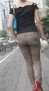街拍格子紧裤好身材美女