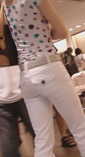 街拍紧裤好身材美女