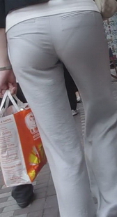 街拍白裤少妇走路时的内内诱惑