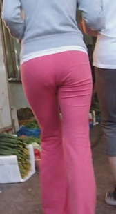 街拍菜场红色绒裤少妇，内痕可见