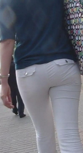 街拍白紧裤圆臀美眉的走姿
