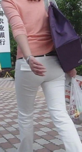 街拍高级商务区的白裤少妇