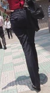 街拍黑裤美眉腰细臀肥好诱人