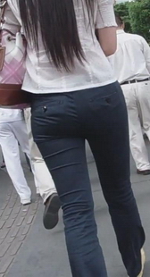 街拍黑裤少妇的走姿，臀蛮大的