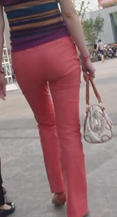 紧红裤少妇，臀部好像有点下坠