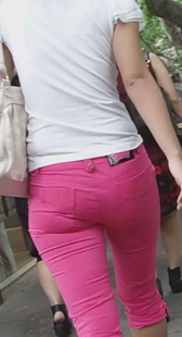 街拍玫红紧裤好身材美眉