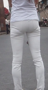 街拍经典紧身白裤美眉，不看后悔啊