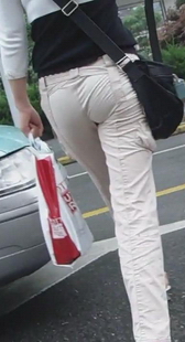 街拍紧裤美眉，裤子提的太高臀型显露无疑