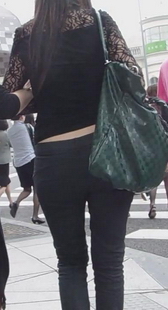 露腰紧裤黑衣少妇好身材