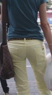 街拍紧裤美眉提臀显身材