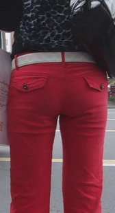 等车的红裤少妇，拍到她上车结束