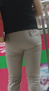 地铁站台遇见紧裤少妇，臀部特写