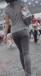 街拍格子紧裤美眉，真的很紧啊