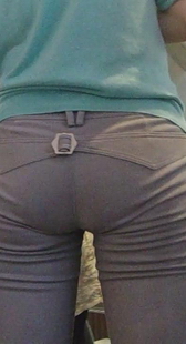 街拍紧裤美眉下坠的圆臀