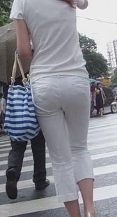 跟拍一身白色的美女，是少妇抑或美眉