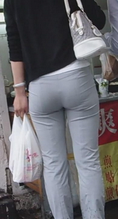 街拍小摊前的紧裤圆臀少妇