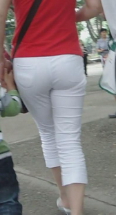 街拍白裤少妇圆臀特写